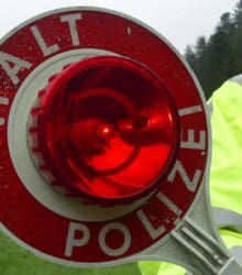 halt stop polizei kelle symbol dk 160418 (2)