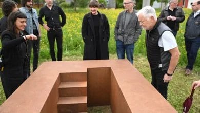 Abstiege oder Aufstiege? Eine von zwei neuen Skulpturen auf dem Hausener Kunst-Areal. Foto: al